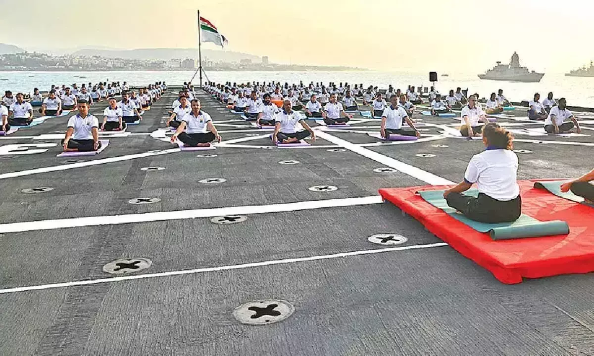 Andhra: नौसेना कर्मियों ने योग महोत्सव में भाग लिया Andhra: नौसेना कर्मियों ने योग महोत्सव में भाग लिया