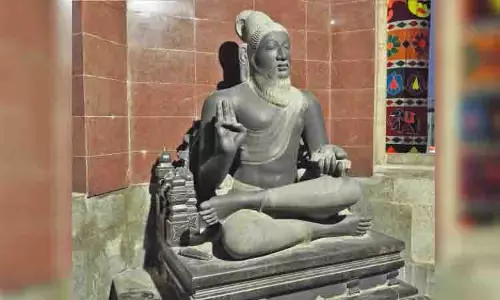 Tiruvalluvar: विश्व स्तर पर पूजे जाने वाले तमिल प्रतीक Tiruvalluvar: विश्व स्तर पर पूजे जाने वाले तमिल प्रतीक