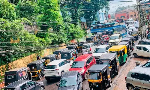 Kerala : यातायात चौराहे पर मनंतवाडी बस स्टैंड क्षेत्र Kerala : यातायात चौराहे पर मनंतवाडी बस स्टैंड क्षेत्र