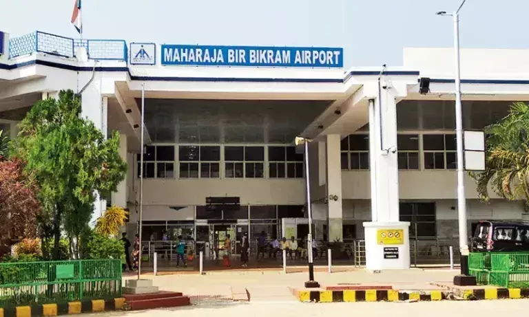 Tripura: एयरपोर्ट के पास अवैध निर्माणों और दुकानों पर प्रशासन की नजर Tripura: एयरपोर्ट के पास अवैध निर्माणों और दुकानों पर प्रशासन की नजर
