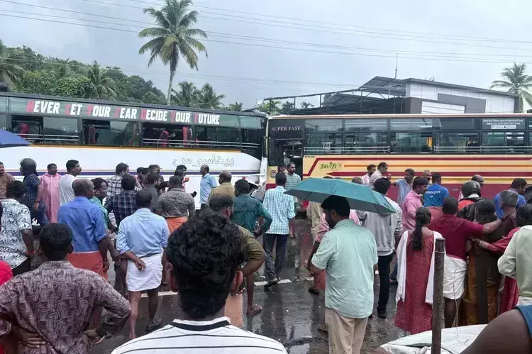 चेंगन्नूर में KSRTC की बस और पर्यटक बस में टक्कर, 40 लोग घायल, कुछ की हालत गंभीर