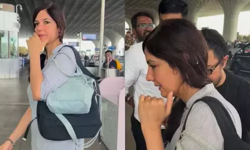 एयरपोर्ट पर साथ दिखे Aamir और Gauri, फैंस बोले – परफेक्ट कपल एयरपोर्ट पर साथ दिखे Aamir और Gauri, फैंस बोले – परफेक्ट कपल
