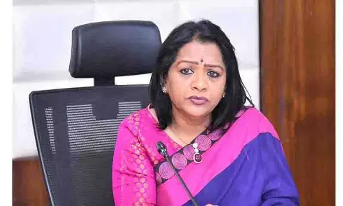 GHMC मेयर गडवाल विजयालक्ष्मी ने अग्नि दुर्घटना पीड़ितों के परिजनों को अनुग्रह राशि वितरित की