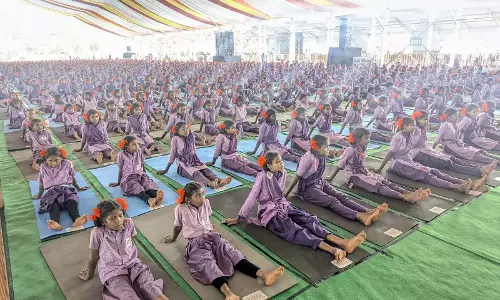 AP: योगांध्र के हिस्से के रूप में आदिवासी छात्रों ने गिनीज वर्ल्ड रिकॉर्ड बनाया AP: योगांध्र के हिस्से के रूप में आदिवासी छात्रों ने गिनीज वर्ल्ड रिकॉर्ड बनाया