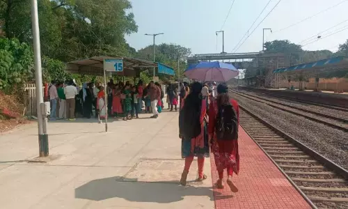Kerala : कुम्बाला रेलवे स्टेशन बिना छत के