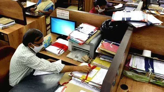 Compassionate employment: सरकार ने नियुक्ति अवधि छह महीने तक बढ़ाई Compassionate employment: सरकार ने नियुक्ति अवधि छह महीने तक बढ़ाई