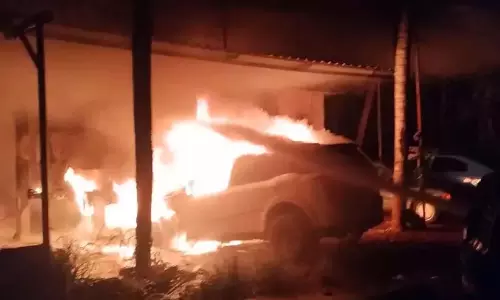 तिरुवल्ला के पेरुमथुरुथी में कार वॉशिंग सेंटर में भीषण आग लगी, वाहन जलकर खाक