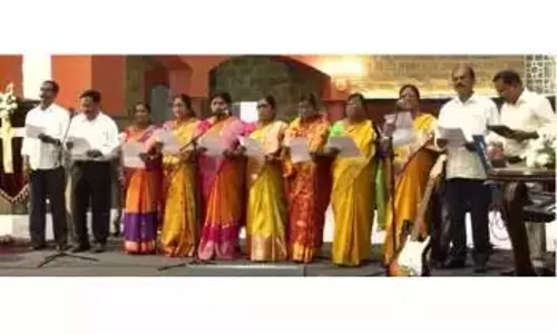Telangana: विल्सन श्रद्धांजलि समारोह में पूरा घर उमड़ पड़ा, भजन समय के साथ गूंजते रहे Telangana: विल्सन श्रद्धांजलि समारोह में पूरा घर उमड़ पड़ा, भजन समय के साथ गूंजते रहे