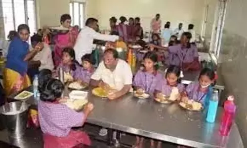 Telangana: मंत्री ने गुरुकुल के छात्रों के साथ भोजन किया