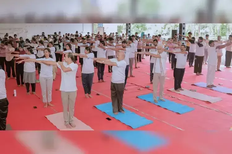 Kerala केंद्रीय विश्वविद्यालय ने जीवंत समारोह के साथ मनाया अंतर्राष्ट्रीय योग दिवस