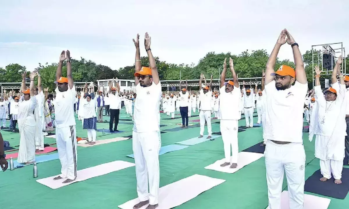 योग को जीवनशैली के रूप में अपनाएं: कलेक्टर