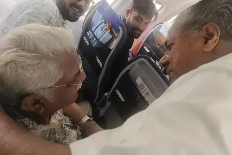 Kerala : सीएम पिनाराई विजयन ने उड़ान के बीच जगथी श्रीकुमार से की मुलाकात Kerala : सीएम पिनाराई विजयन ने उड़ान के बीच जगथी श्रीकुमार से की मुलाकात