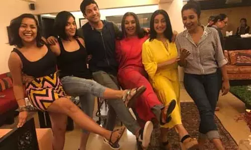 शबाना आजमी ने दिखाई अपने मैड ग्रुप की झलक