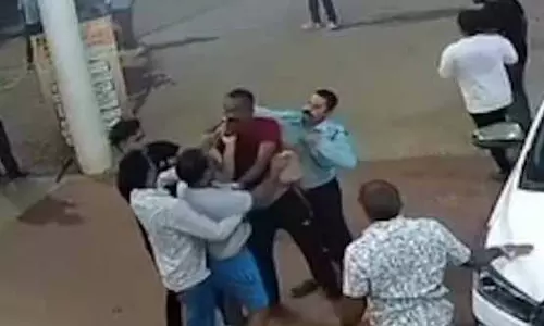 विधायक प्रतिनिधि को लात-घूसों और चप्पलों से पीटा, अस्पताल की घटना विधायक प्रतिनिधि को लात-घूसों और चप्पलों से पीटा, अस्पताल की घटना