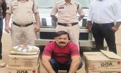 होटल मालिक भारी मात्रा में शराब स्टोरेज कर रखा था, पुलिस की रेड के बाद गिरफ्तार