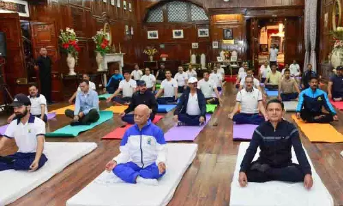 अंतरराष्ट्रीय Yoga Day पर राज्यपाल ने कहा, योग दुनिया को भारत का उपहार है अंतरराष्ट्रीय Yoga Day पर राज्यपाल ने कहा, योग दुनिया को भारत का उपहार है