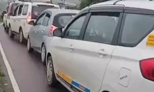 NH पर तीन किलोमीटर लंबा जाम, घंटों फंसे रहे यात्री NH पर तीन किलोमीटर लंबा जाम, घंटों फंसे रहे यात्री