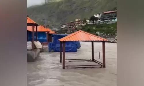 चमोली पुलिस ने श्रद्धालुओं से अलकनंदा नदी में जलस्तर बढ़ने के कारण नदी में न जाने की अपील की