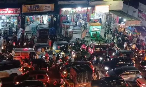 Pune : हडपसर में ट्रैफिक जाम में फंसी एम्बुलेंस को 50 मीटर की दूरी तय करने में 2 मिनट 48 सेकंड लगे Pune : हडपसर में ट्रैफिक जाम में फंसी एम्बुलेंस को 50 मीटर की दूरी तय करने में 2 मिनट 48 सेकंड लगे