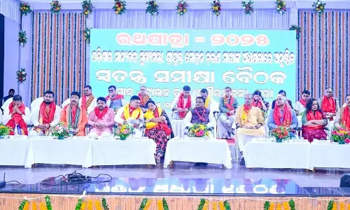 रथ यात्रा समीक्षा बैठक: मुख्यमंत्री ने समय पर अनुष्ठान के लिए जगन्नाथ मंदिर के सेवकों से सहयोग मांगा