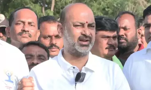 KCR ने फोन टैपिंग से कई लोगों को बर्बाद कर दिया: बंदी KCR ने फोन टैपिंग से कई लोगों को बर्बाद कर दिया: बंदी