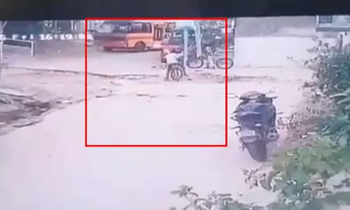 OMG! बच्चे की दर्दनाक मौत का LIVE मंजर...काल बनकर आई Bus OMG! बच्चे की दर्दनाक मौत का LIVE मंजर...काल बनकर आई Bus