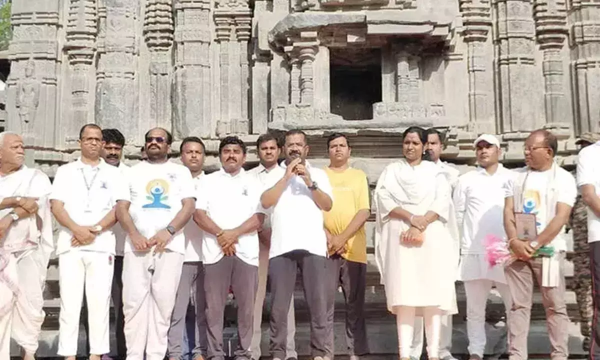 Telangana: हजार स्तंभ मंदिर में भव्य योग दिवस कार्यक्रम आयोजित