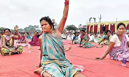 CM Chandrababu : उम्र 65 उत्साह से योग आसन करते हुए