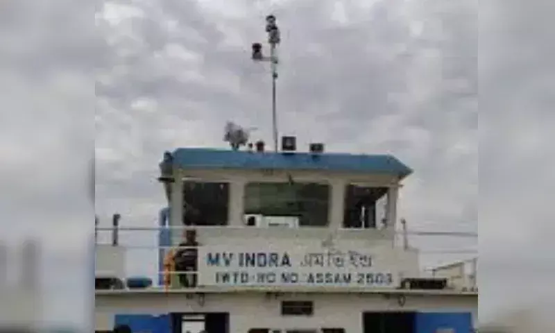 Assam: माजुली में तेज बहाव के कारण नौका पुल के खंभे से टकराई Assam: माजुली में तेज बहाव के कारण नौका पुल के खंभे से टकराई