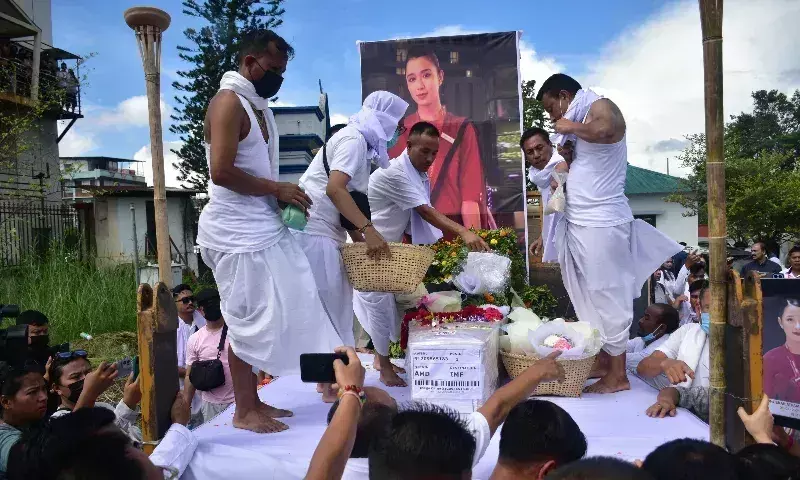 Manipur ने अश्रुपूर्ण विदाई दी; नगंतोई शर्मा का पार्थिव शरीर थौबल पहुंचा Manipur ने अश्रुपूर्ण विदाई दी; नगंतोई शर्मा का पार्थिव शरीर थौबल पहुंचा