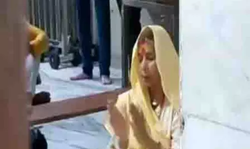 माउंट एवरेस्ट पर्वतारोही संतोष यादव ने Ujjain के श्री महाकालेश्वर मंदिर में पूजा-अर्चना की माउंट एवरेस्ट पर्वतारोही संतोष यादव ने Ujjain के श्री महाकालेश्वर मंदिर में पूजा-अर्चना की