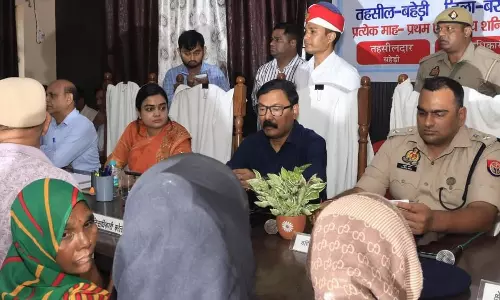 Bareilly: जर्जर सड़कें बनीं परेशानी, डीएम से मरम्मत की अपील