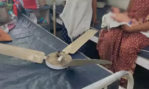 Telangana : अस्पताल में पंखा फटा बाल-बाल बची बच्ची की जान Telangana : अस्पताल में पंखा फटा बाल-बाल बची बच्ची की जान