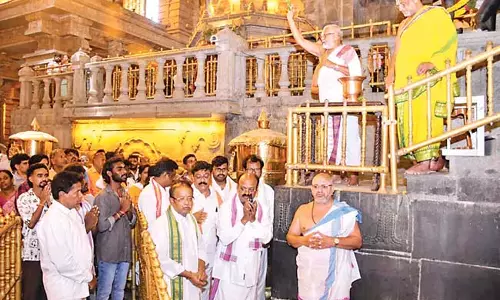Telangana : भक्तों के लिए आरती और जल छिड़काव
