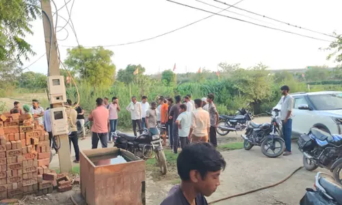 Agra: मीटर लगाने गई टीम पर पथराव, दो दरोगा सहित 12 लोग घायल Agra: मीटर लगाने गई टीम पर पथराव, दो दरोगा सहित 12 लोग घायल
