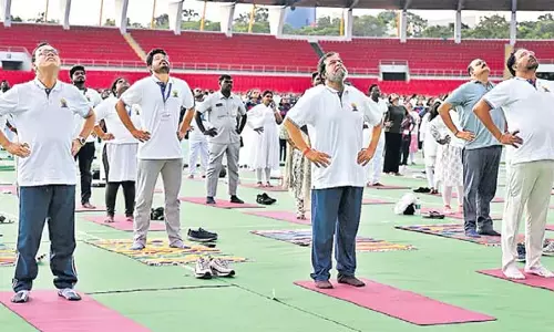 आइये योग को हर किसी के जीवन का हिस्सा बनाएं : Health Minister