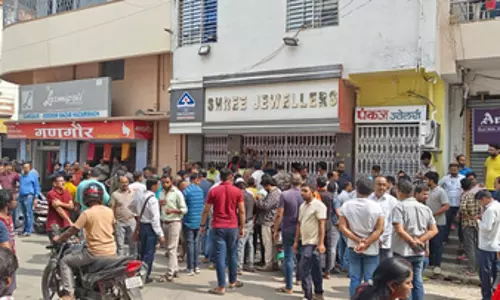 शहर में ज्वेलर्स प्रतिष्ठान पर अपराधियों ने दिनदहाड़े कई राउंड की फायरिंग शहर में ज्वेलर्स प्रतिष्ठान पर अपराधियों ने दिनदहाड़े कई राउंड की फायरिंग
