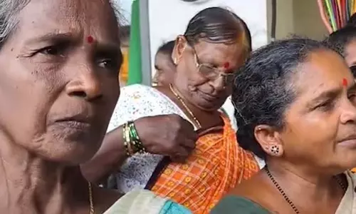 Mapusa नगर परिषद की कार्रवाई के बाद महिला विक्रेताओं को संघर्ष करना पड़ा Mapusa नगर परिषद की कार्रवाई के बाद महिला विक्रेताओं को संघर्ष करना पड़ा