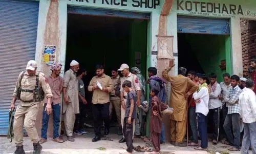 DC राजौरी ने DAJ-GUA जागरूकता शिविर, उचित मूल्य की दुकान का औचक निरीक्षण किया