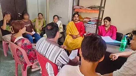 सियांग पुलिस ने रायपुर से तस्करी कर लाई गई नाबालिग लड़कियों को बचाया, एक गिरफ्तार सियांग पुलिस ने रायपुर से तस्करी कर लाई गई नाबालिग लड़कियों को बचाया, एक गिरफ्तार