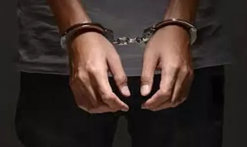 Navi Mumbai : नाबालिग लड़की से बलात्कार के आरोप में स्क्रैप कलेक्टर गिरफ्तार Navi Mumbai : नाबालिग लड़की से बलात्कार के आरोप में स्क्रैप कलेक्टर गिरफ्तार
