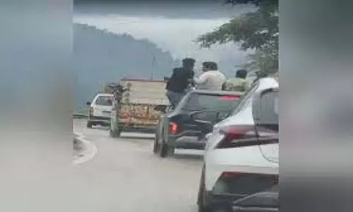 खतरनाक ड्राइविंग : चलती कार में बाहर निकलकर जाम छलकाया गया