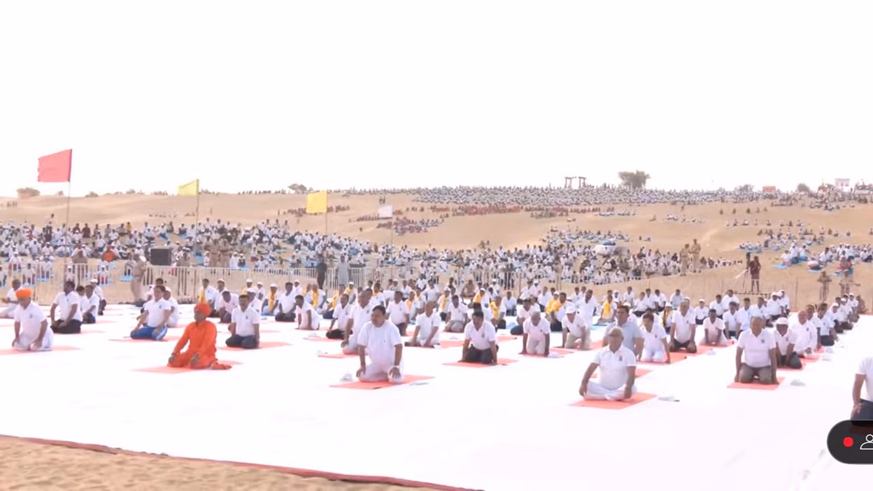 Jaipur: रेतीले धोरों से गूंजा योग का संदेश, राजस्थान में बना जन-आंदोलन Jaipur: रेतीले धोरों से गूंजा योग का संदेश, राजस्थान में बना जन-आंदोलन