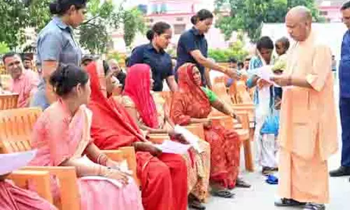 CM Yogi ने गोरखनाथ मंदिर, जनता दर्शन, 200 से अधिक परिवारों को समस्याओं के समाधान का दिया आश्वासन CM Yogi ने गोरखनाथ मंदिर, जनता दर्शन, 200 से अधिक परिवारों को समस्याओं के समाधान का दिया आश्वासन