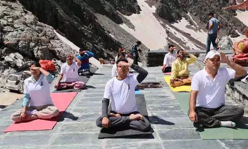 योग से निरोग, राज्य स्तरीय योग उत्सव के लिए Dharamshala में सैकड़ों लोग एकजुट हुए