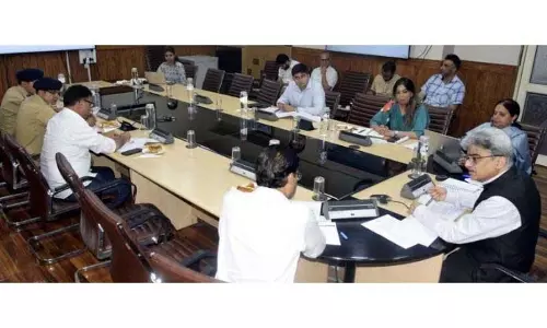 CS ने श्रीनगर-जम्मू शहरों में यातायात की भीड़भाड़ कम करने के लिए रणनीतिक योजना तैयार करने पर जोर दिया CS ने श्रीनगर-जम्मू शहरों में यातायात की भीड़भाड़ कम करने के लिए रणनीतिक योजना तैयार करने पर जोर दिया