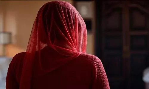 सोनिया नामक महिला ने मंदिर में किया विघ्न, चप्पल से किया शिवलिंग का अपमान
