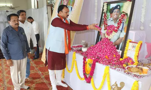 स्वास्थ्य मंत्री श्याम बिहारी जायसवाल ने शहीद आकाश राव गिरेपुंजे को दी श्रद्धांजलि