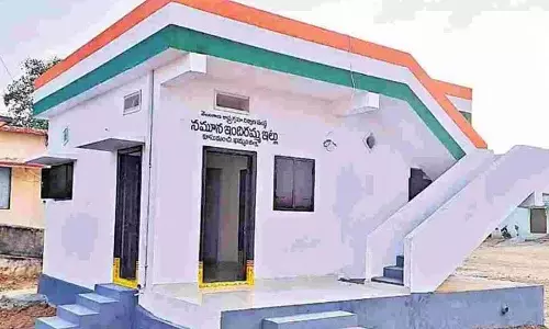 राजमिस्त्री और व्यापारी सिंडिकेट में बदल रहे हैं.. क्या इंदिराम्मा की आवास योजना आगे बढ़ेगी?