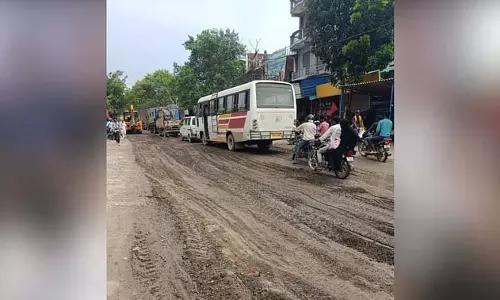 मीरगंज-भोरे मुख्य पथ बना मौत का रास्ता, दो घंटे में पलटे तीन ई-रिक्शा